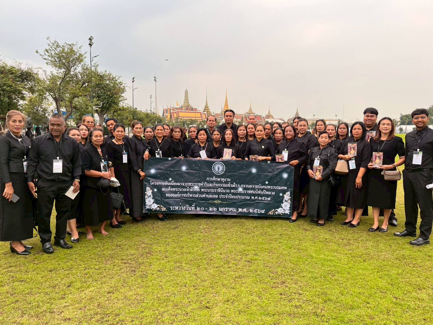 ประชาชนจังหวัดพังงารอบสุดท้าย กว่า 1 พันคน เข้าเฝ้าฯกราบถวายบังคมพระบรมศพ