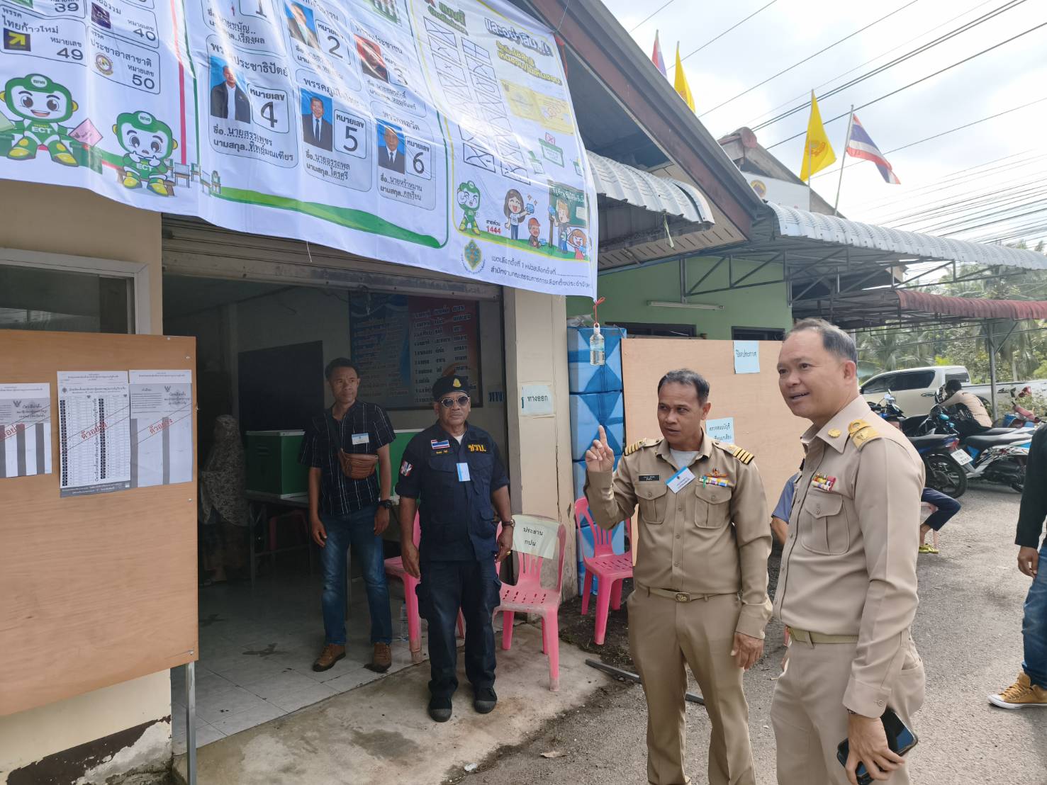 รองผู้ว่าฯ พังงา ลงพื้นที่สังเกตการณ์การเลือกตั้งของเขต 1 เชิญชวนประชาชนใช้สิทธิ