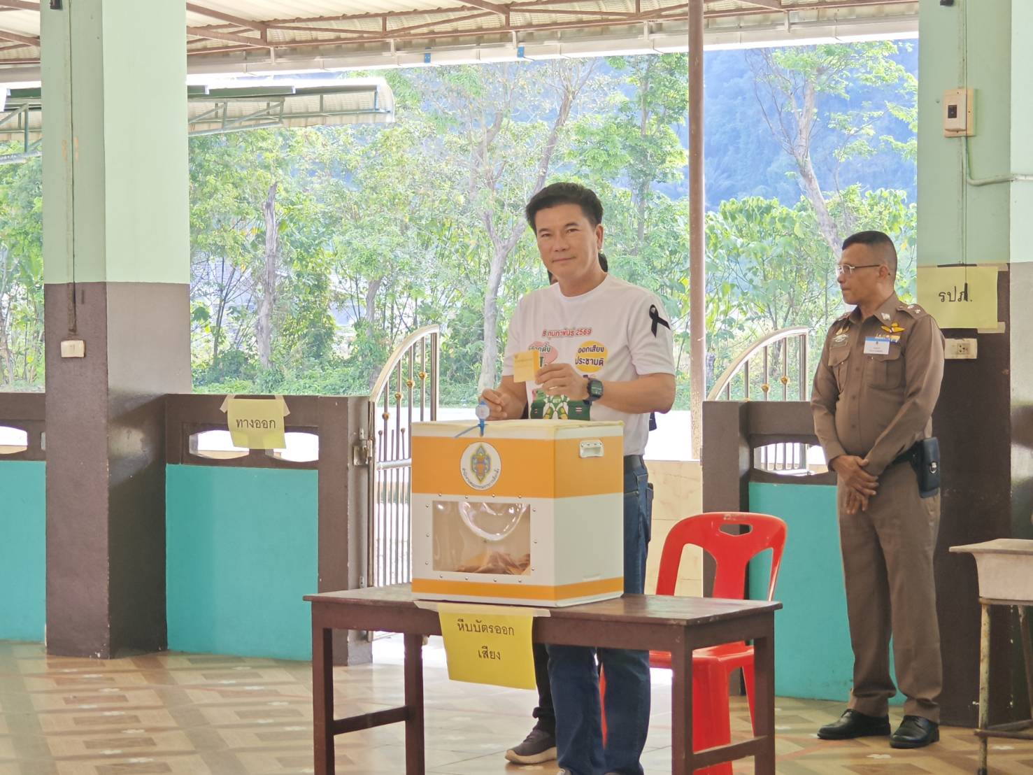 ผู้ว่าฯ พังงาใช้สิทธิเลือกตั้ง สส. และออกเสียงประชามติ