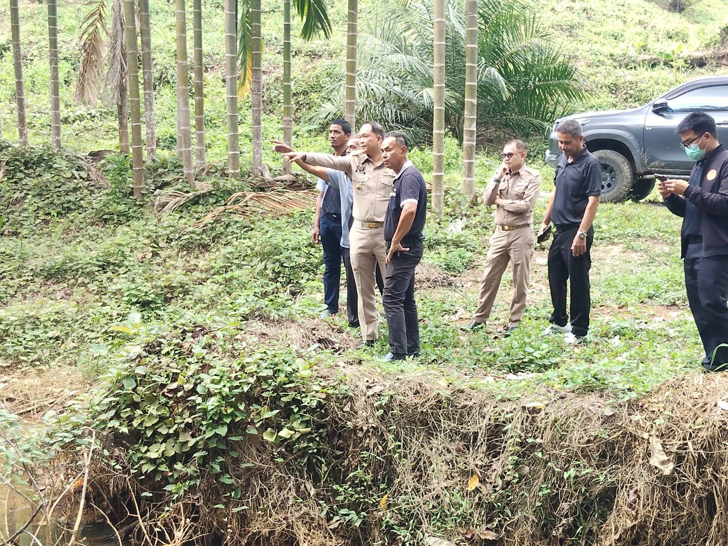 รองผู้ว่าฯ พังงา ลงพื้นที่ตรวจฝายบางเนียง วางแนวทางจัดการน้ำ