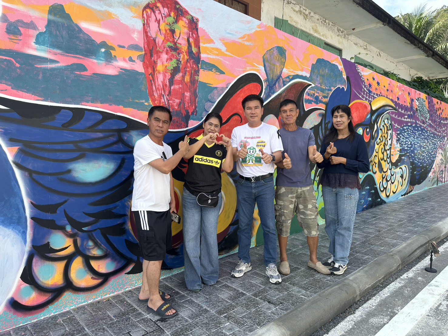 ศาลหลักเมืองคึกคัก กำแพงศิลป์เริ่มติดเทรนด์ ประชาชนหลั่งไหลสักการะ ถ่ายภาพ